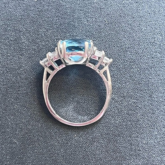 10k White Gold & Blue Topaz Ring - Picture 6 of 8